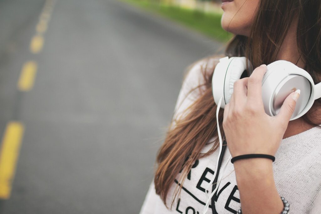girl, music, headphones-869213.jpg